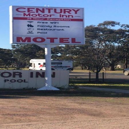 Century Motor Inn Finley Екстер'єр фото