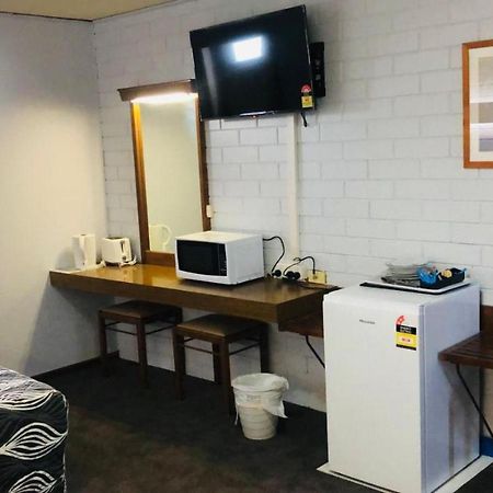 Century Motor Inn Finley Екстер'єр фото