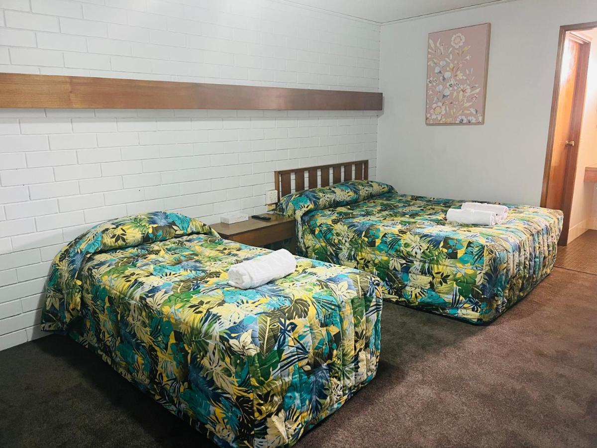 Century Motor Inn Finley Екстер'єр фото
