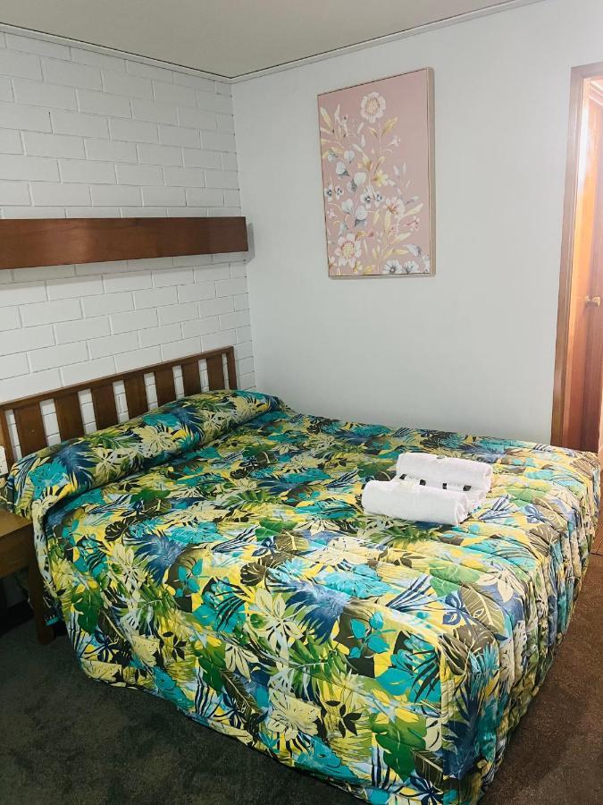 Century Motor Inn Finley Екстер'єр фото