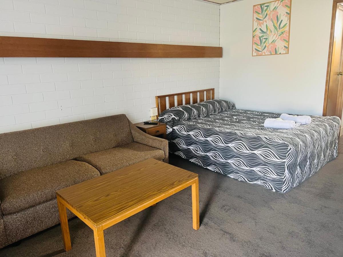 Century Motor Inn Finley Екстер'єр фото