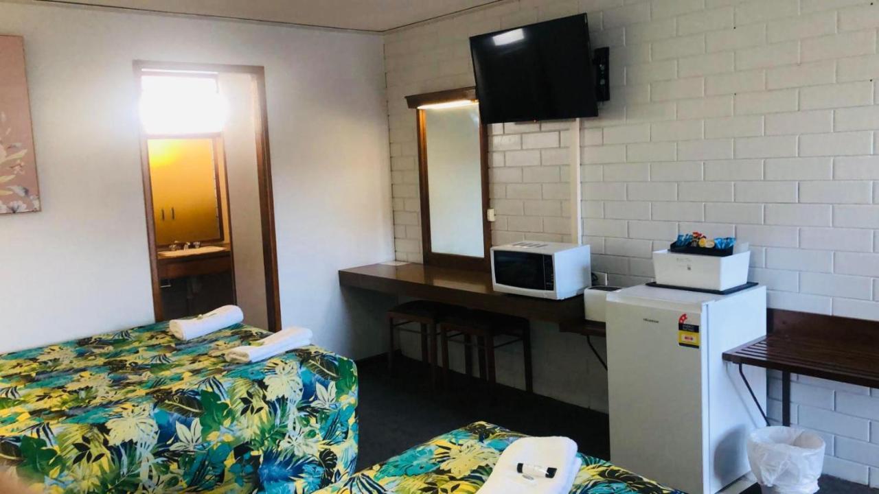 Century Motor Inn Finley Екстер'єр фото