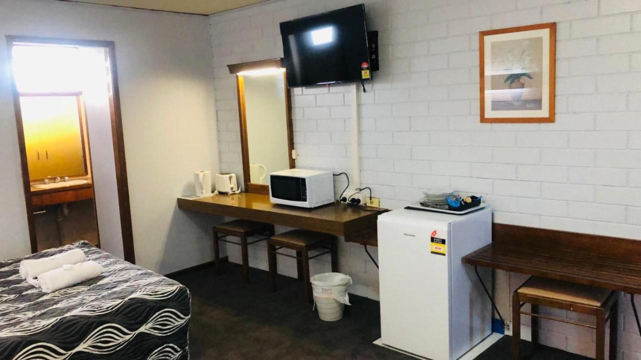 Century Motor Inn Finley Екстер'єр фото