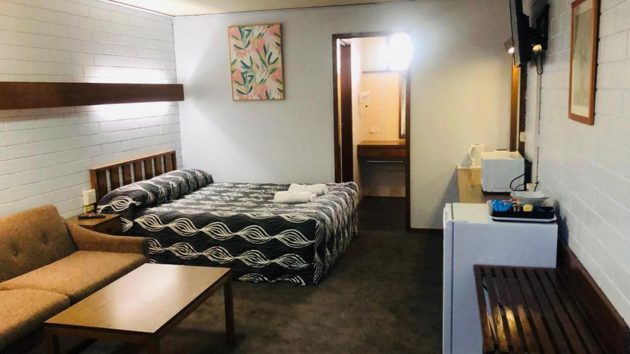 Century Motor Inn Finley Екстер'єр фото