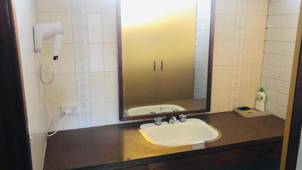 Century Motor Inn Finley Екстер'єр фото