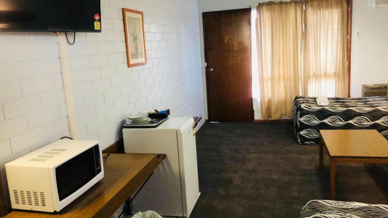 Century Motor Inn Finley Екстер'єр фото