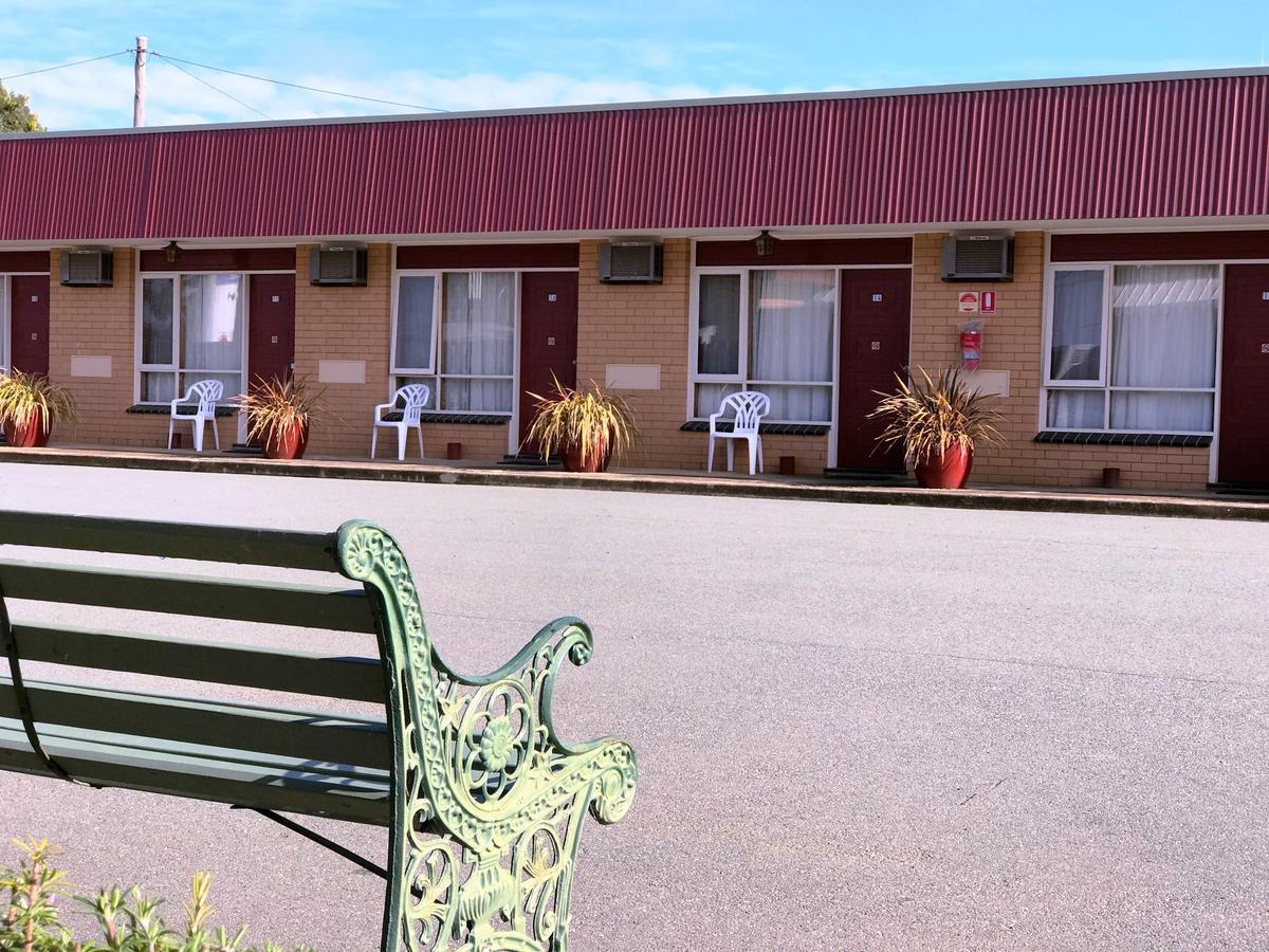 Century Motor Inn Finley Екстер'єр фото